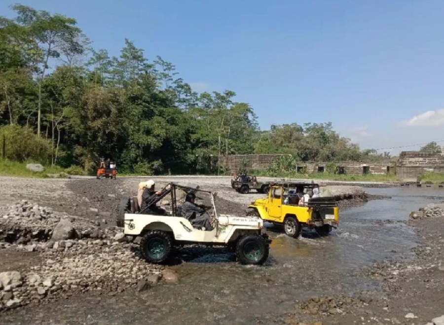 FAVORIT: Pengunjung saat menikmati wisata jip Merapi di kawasan Sleman utara. (Delima Purnamasari/Radar Jogja)