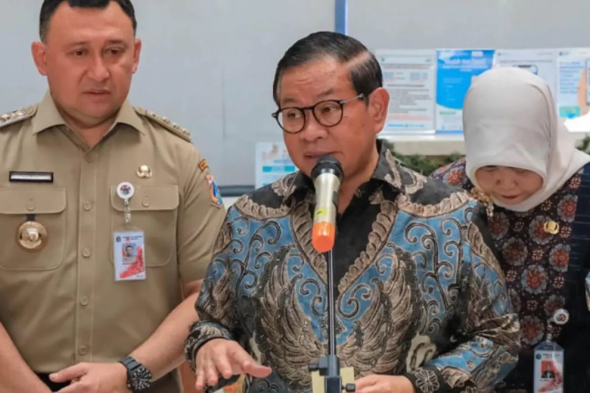 Gubernur DKI Jakarta Pramono Anung meninjau korban kecelakaan mobil pengangkut Makan Bergizi Gratis (MBG) di RS Koja, Jakarta Utara.