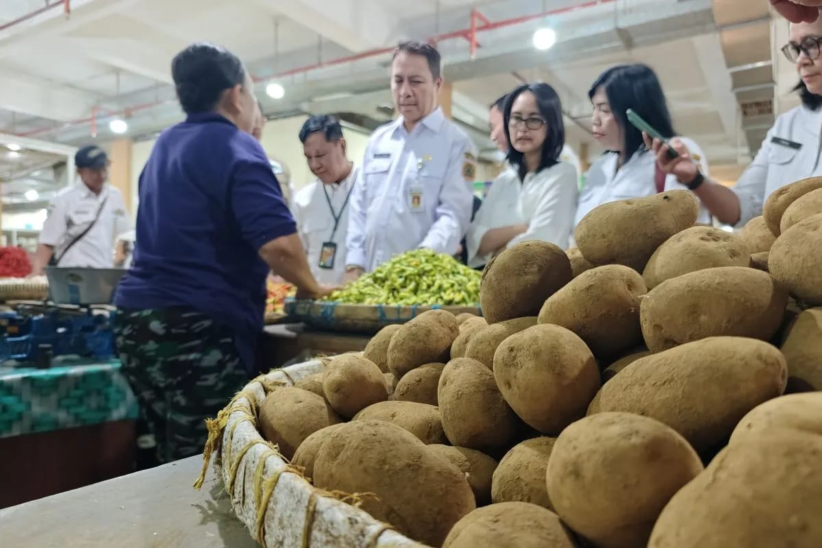 Kepala Dinas Pertanian dan Perkebunan Jawa Tengah Defransisco Dasilva Tavares dan Tim Pengendalian Inflasi Daerah (TPID) Jateng, saat mengecek operasi pasar, di Pasar Legi, Surakarta. Antara