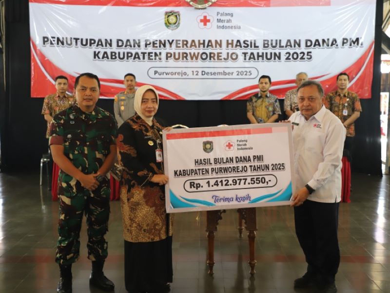 CAPAI TARGET : Bupati Purworejo Yuli Hastuti secara simbolis menerima penghimpunan dana Bulan Dana PMI senilai Rp 1,4 miliar, Jumat (12/12).