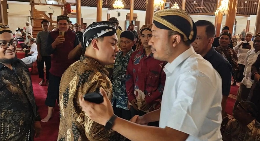 Raja kembar Keraton Surakarta, Purbaya dan Mangkubumi bertemu usai salat Jumat.