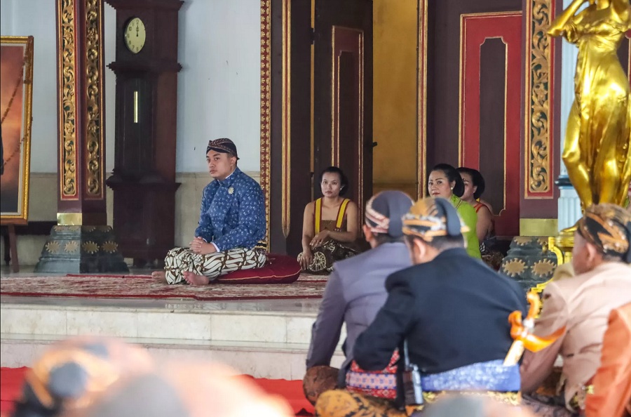 PB XIV Purbaya saat melantik bebadan Keraton Surakarta.