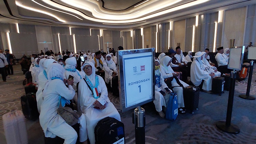 PENGUJIAN: Calon Jamaah Haji menerima pengarahan dari panitia.