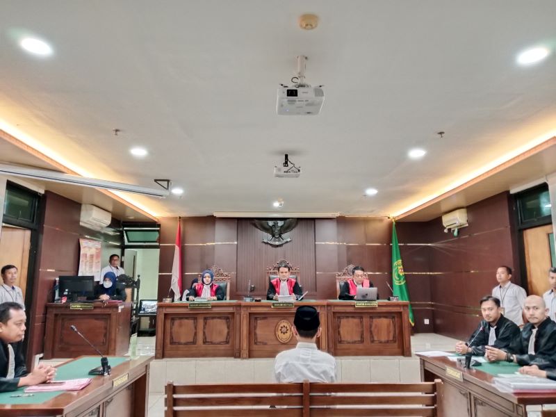 PROSES HUKUM: Perdana Arie Putra Veriasa saat menjalani sidang di Pengadilan Negeri Sleman Senin (15/12).