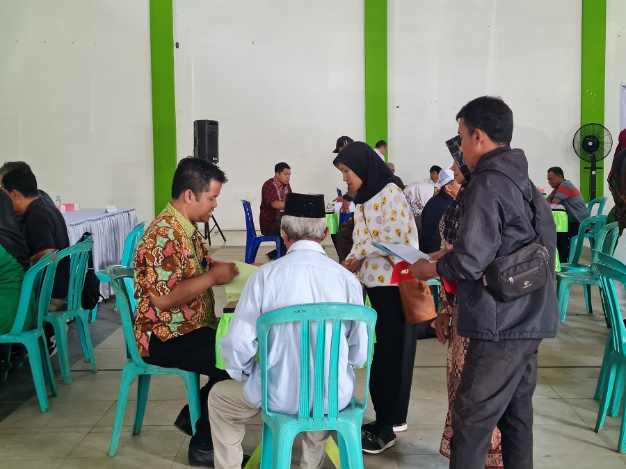 ANTRE: Warga menerima uang ganti kerugian karena terdampak proyek pembangunan jalan tol Jogja&ndash;Bawen.