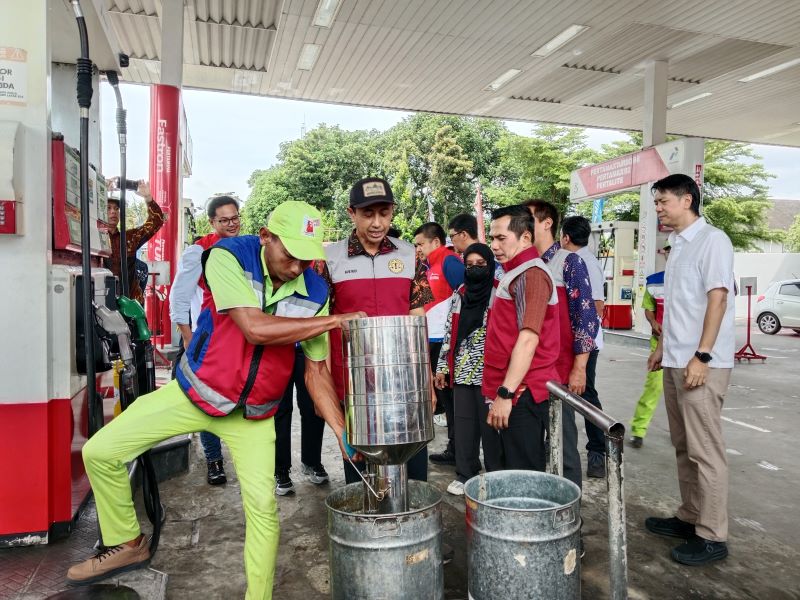 STOK AMAN: Petugas saat melakukan tera ulang dan memastikan ketersediaan BBM di SPBU Pertamina 44.552.04 Adisucipto Selasa (16/12).
