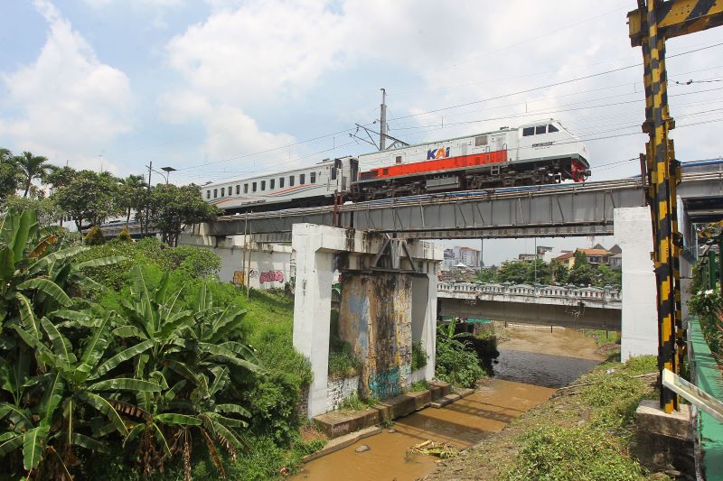 TRANSPORTASI ANDALAN: Kereta api jarak jauh melintas di jembatan rel Kewek, Kota Jogja Selasa (15/12). Jutaan penumpang kereta api akan bergerak di wilayah Daop 6