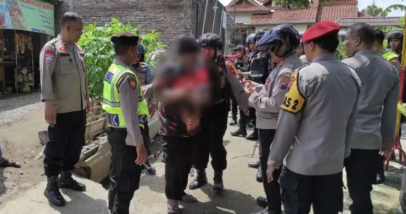 Polisi mengevakuasi orang dengan gangguan jiwa (ODGJ) dari rumahnya di Dusun Gajihan, Desa Pandes, Kecamatan Wedi, Klaten.