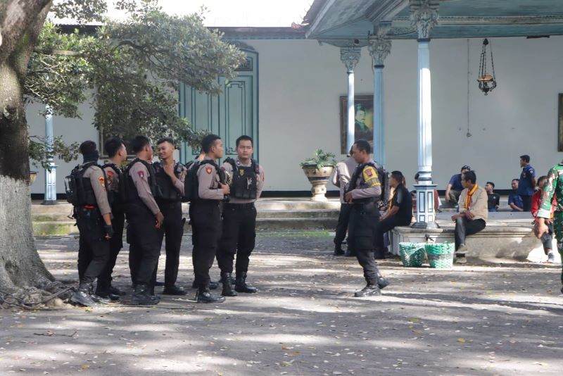 Polisi berjaga di lingkungan Keraton Surakarta.