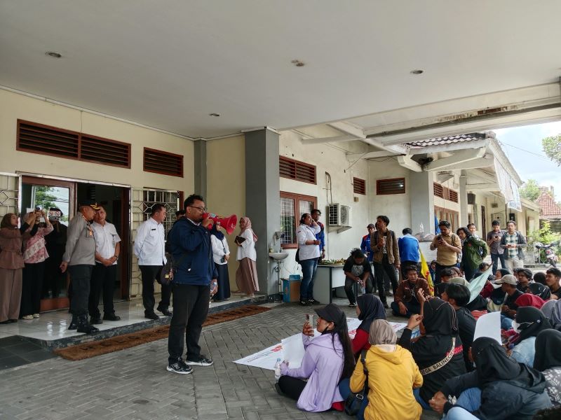 TURUN LAPANGAN: Demo buruh PT Harimau saat melakukan aksi unjuk rasa menuntut pembayaran upah yang macet Rabu (17/12).