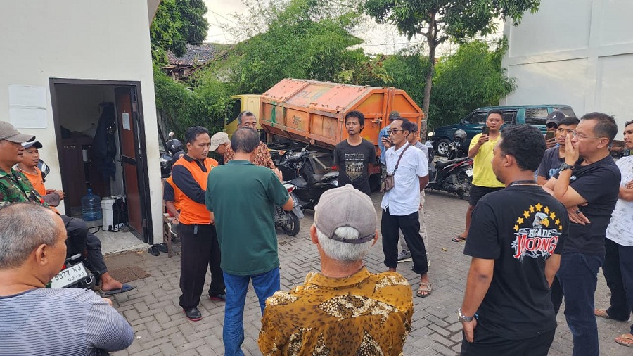 PROTES: Sejumlah warga Kampung Mendungan saat mendatangi TPS3R Kranon pada Selasa (16/12 lalu). Warga memprotes bau busuk yang timbul berhari-hari.