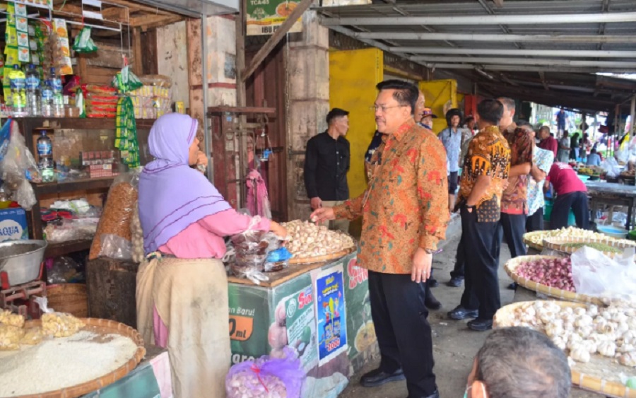 Wali Kota SalatigaRobby Hernawan, beserta rombongan meninjau Pasar Blauran Kota Salatiga guna mengetahui harga dan kualitas bahan pokok dan sembako menjelang momen natal dan tahun baru.