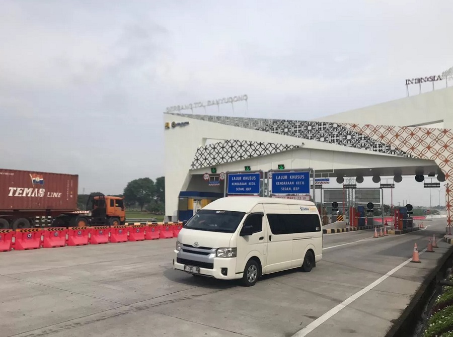 Gerbang Tol Banyudono, Boyolali, Jumat (19/12/2025). PT Jasamarga Jogja Solo memperkirakan sebanyak 25 ribu kendaraan melintasi jalur ini pada libur Nataru.
