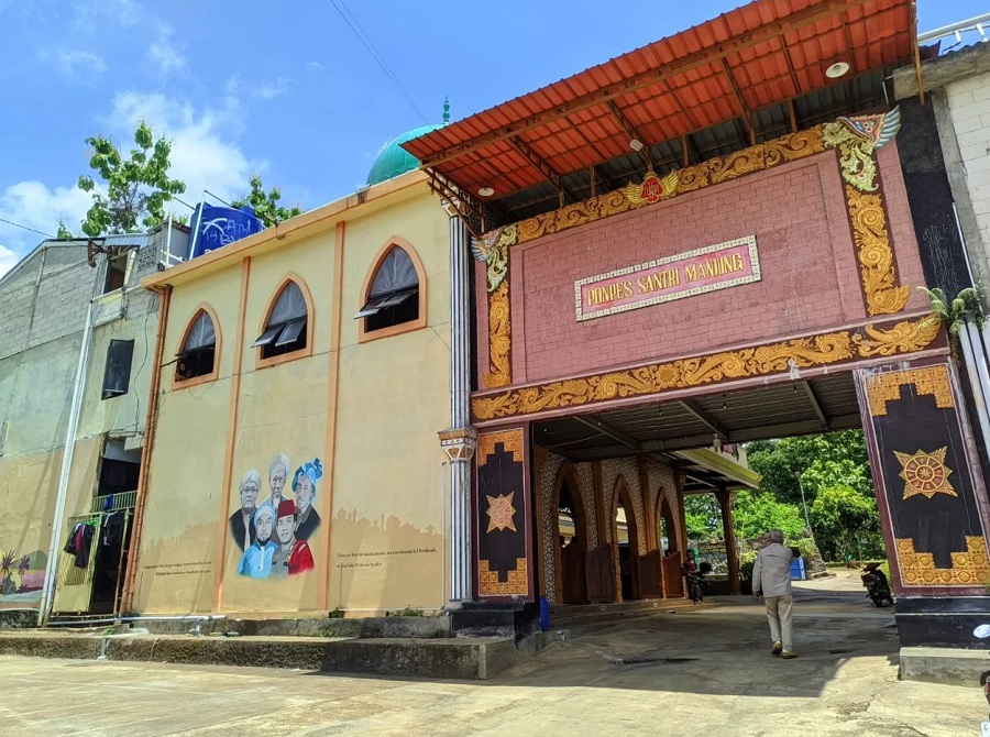 Gerbang utama Ponpes Santri Manjung di Desa Manjung, Wonogiri.