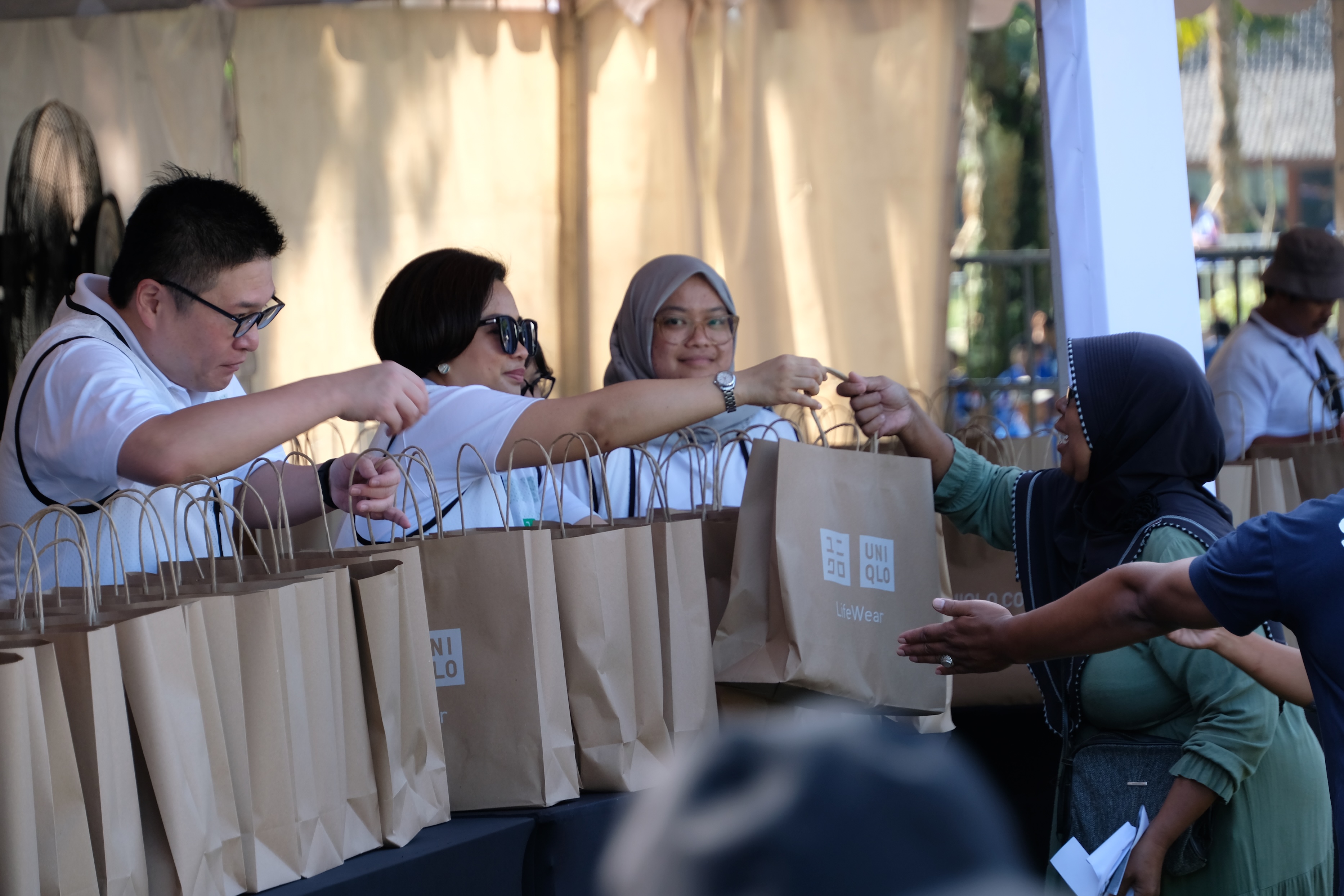 Pembagian pakaian kepada warga sekitar Borobudur, Minggu (21/12).