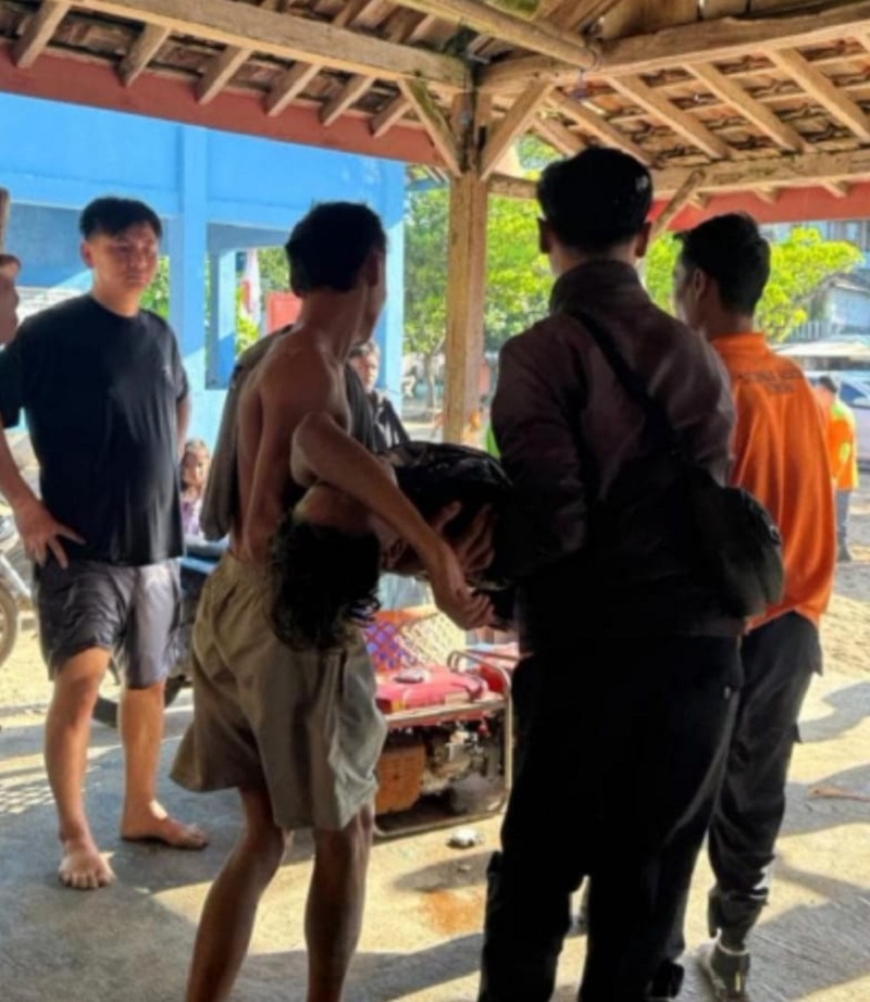 Warga nelayan dan Tim Satlinmas Rescue mengevakuasi korban yang sempat terseret ke tengah laut.