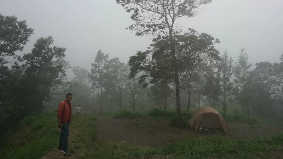Lokasi camping di Ekowisata Kali Talang dengan panorama alam Gunung Merapi.