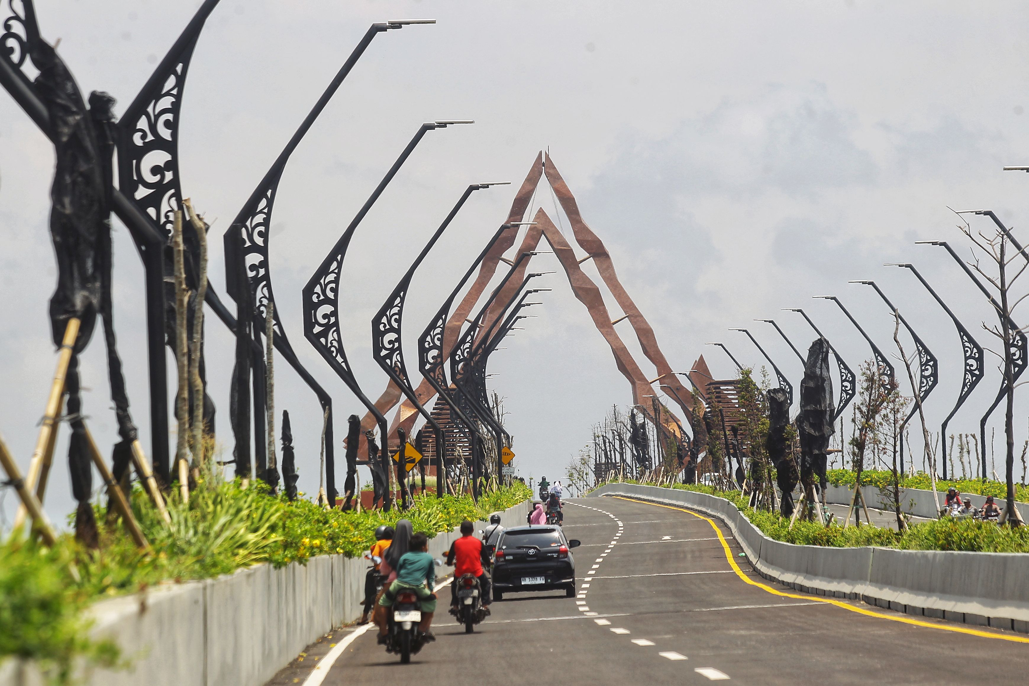 SISAKAN PR: Keberadaan Jembatan Kabanaran yang menjadi jujukan masyarakat turut menyisakan sampah yang jumlahnya tak lagi sedikit. Bahkan setelah diangkut oleh petugas, sampah yang terkumpul mencapai