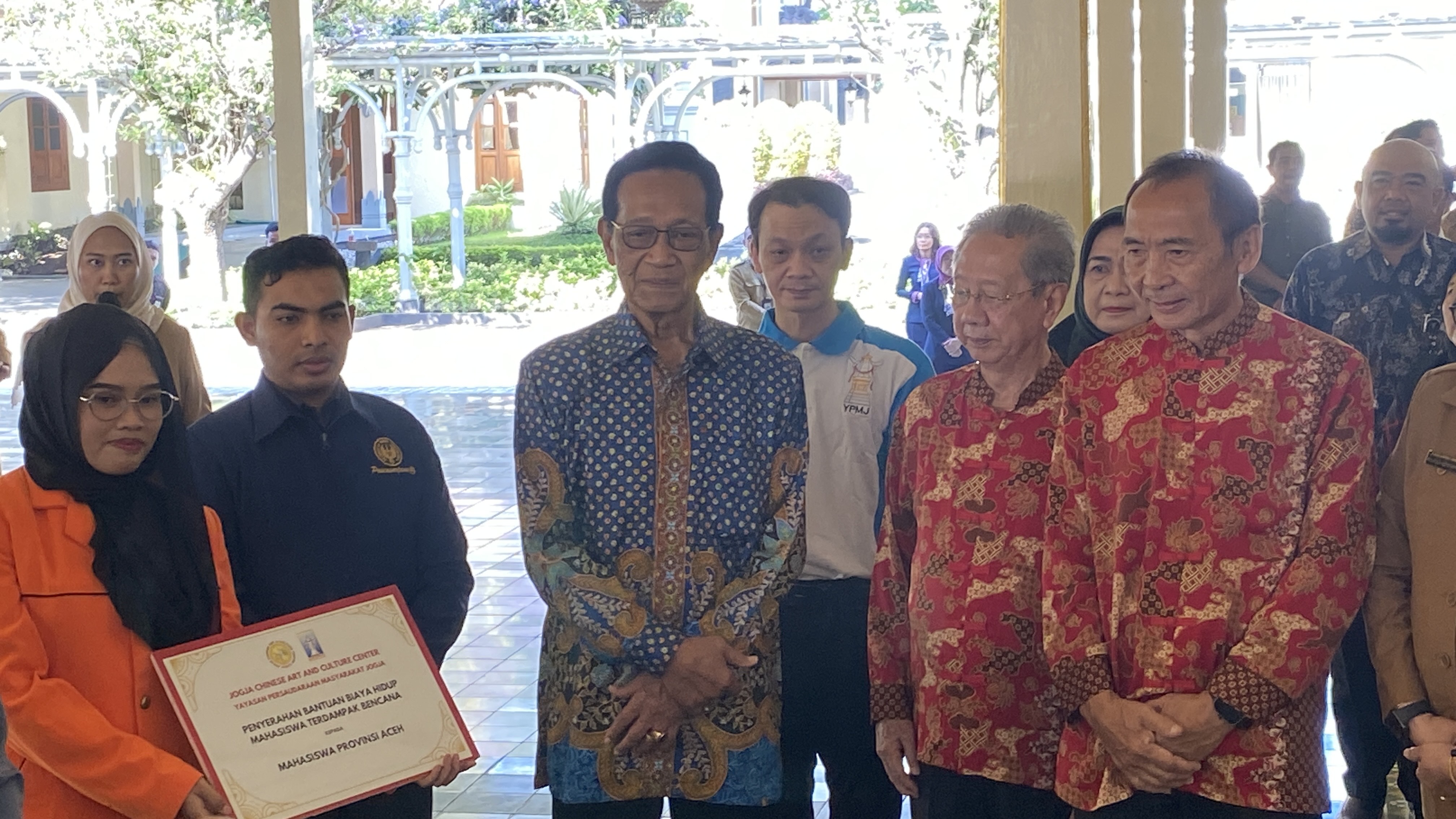 Teladani Bantuan HB IX Saat PRRI, Pemprov DIJ Bantu Mahasiswa Terdampak Banjir Sumatera