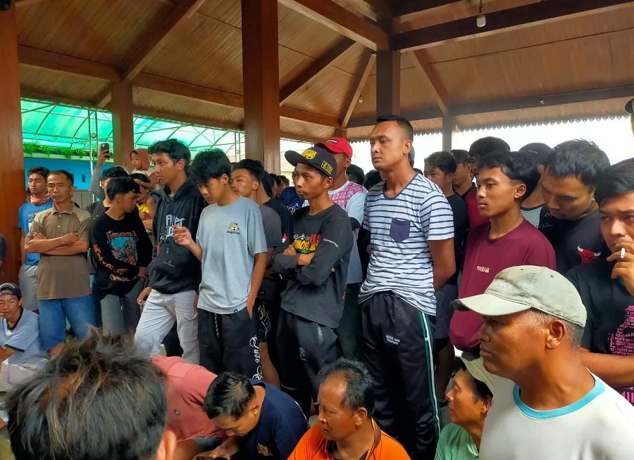Warga saat mendatangi Kantor Desa Jeruk, Kecamatan Selo, Boyolali, Selasa (23/12/2025).