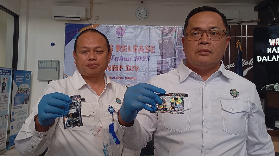 UNGKAP: Kepala BNNP DIY Sulistyo Pudjo Hartono bersama jajaran saat menunjukkan barang bukti catridge vape mengandung narkotika di Kantor BNNP DIY, Selasa (23/12/2025).