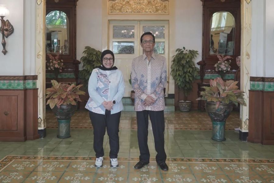 Wakil Kepala Badan Gizi Nasional (BGN) Bidang Komunikasi Publik dan Investigasi Nanik S. Deyang bersama Gubernur DIY Sri Sultan Hamengku Buwono X