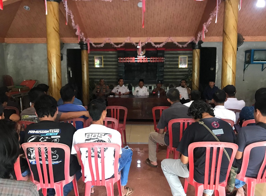 Warga Desa Cermo, Kecamatan Sambi, Boyolali beraudiensi soal pembangunan gedung KDMP di lapangan desa, Rabu (24/12/2025).