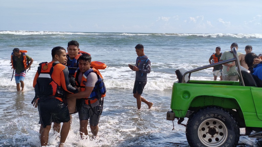NYARIS TENGGELAM: Wisatawan yang terseret ombak berhasil diselamatkan di Pantai Parangtritis Rabu (24/12/2025).