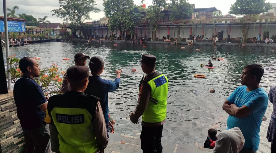 Polisi olah TKP kasus wisatawan tenggelam di Umbul Ponggok, Kecamatan Polanharjo, Klaten, Kamis (26/12/2025).