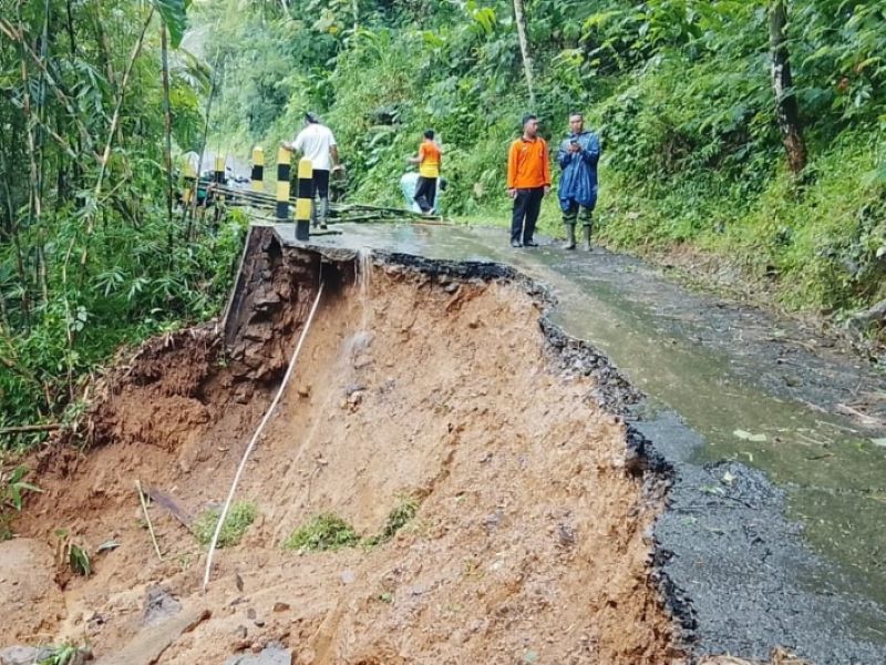 ASESMEN : Petugas lintas sektor melakukan peninjauan di lokasi longsor di jalan penghubung Kaligesing, Purworejo dan Hargotirto, Kulon Progo.