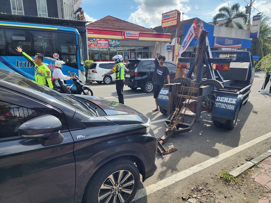 TEGAS: Mobil milik wisatawan diderek oleh Satlantas Polresta Jogja karena melanggar rambu larangan parkir di Jalan Pasar Kembang, Minggu (29/12).