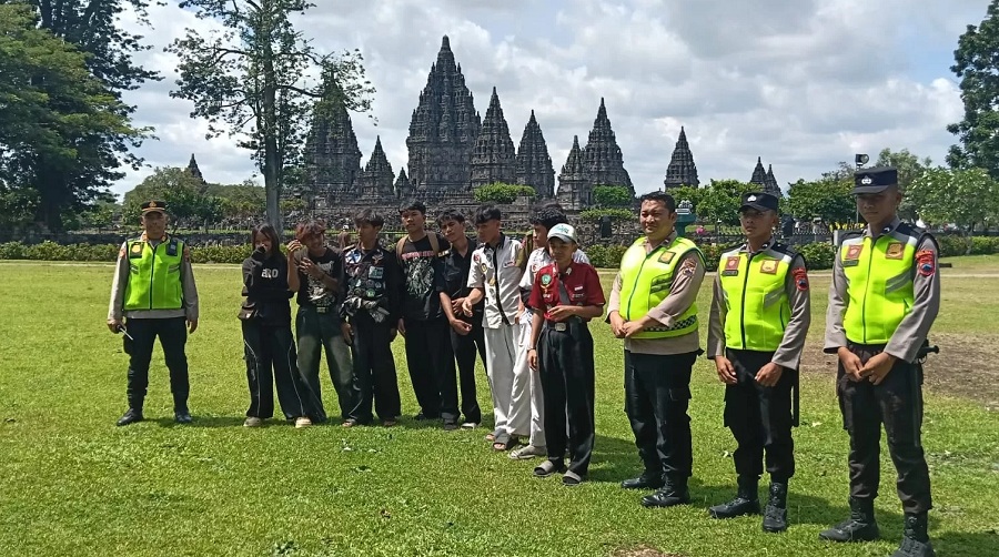 Sebanyak 10 pelajar yang diamankan diberi kesempatan berfoto di Candi Prambanan, Klaten.