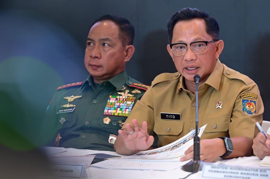 Mendagri Tito Karnavian dalam rapat mengenai langkah pemulihan dan strategi penanganan pascabencana. Posko Terpadu Pangkalan TNI AU Halim Perdanakusuma, Jakarta, pada Senin (29/12).
