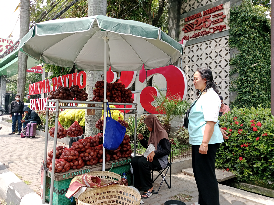 Penjual salak di sepanjang Jalan Solo.