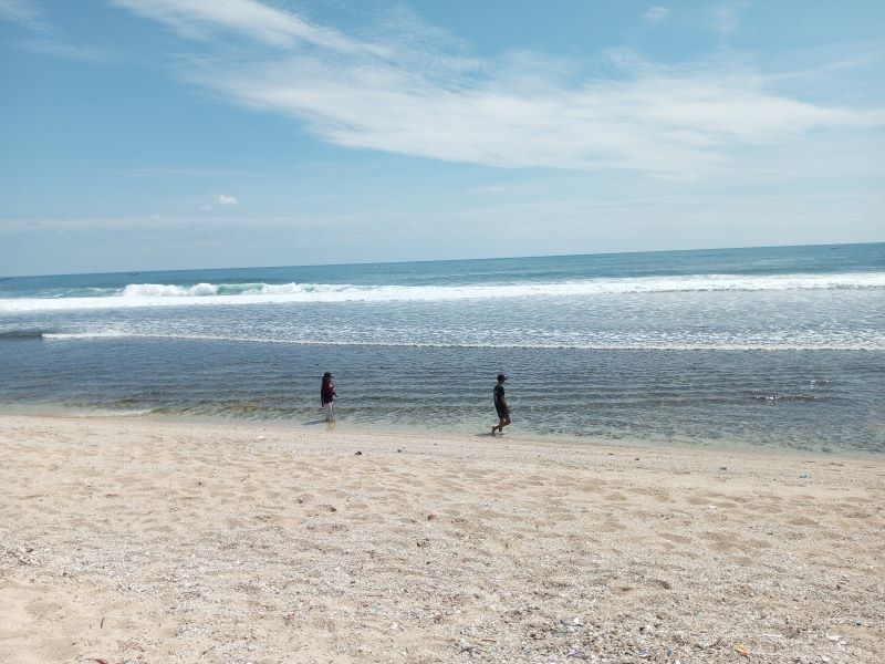 TERTATA: Kondisi Pantai Sepanjang tak akan ada lagi kios dan sewa tikar maupun payung di bibir pantai.