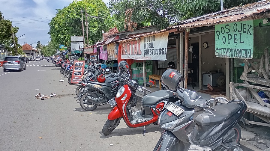MASIH BERDERET : Beberapa sepeda motor sewaan di kawasan Stasiun Lempuyangan yang belum mendapatkan pelanggan pada Jumat (2/1/2025).