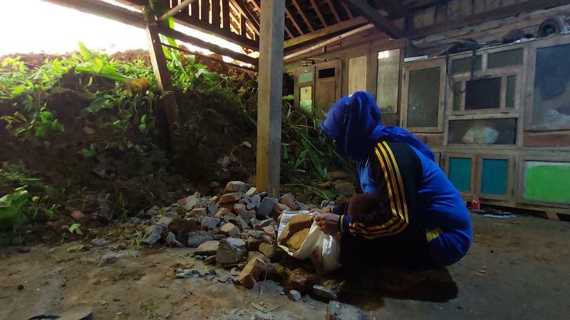 AMBROL:Longsoran tebing menimpa tembok rumah warga Teganing 1, Hargotirto, Kokap, Kulon Progo Jumat (2/1).