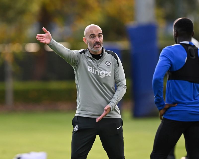 Enzo Maresca (baju abu-abu), Pelatih Chelsea di era kepemilikan Todd Boehly dan Clearlake Capital.