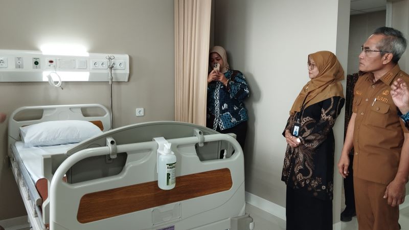 SIMBOLIS: Bupati Bantul Abdul Halim Muslih saat meninjau tempat tidur untuk layanan KRIS di Rumah Sakit UII Senin (5/1).