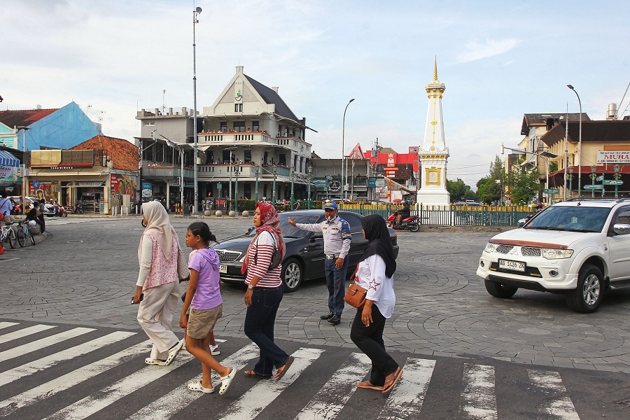 Personel Jogomargo Dishub DIJ berjaga dan mengendalikan ketertiban lalu lintas di kawasan Tugu Jogja, Senin (5/1/2026).