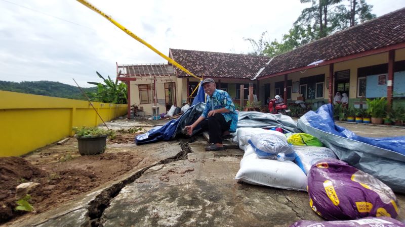 TERDAMPAK: Bangunan SDN Kokap yang ikut rusak karena terkena talut longsor. Hal ini membuat siswa diminta untuk belajar di rumah.