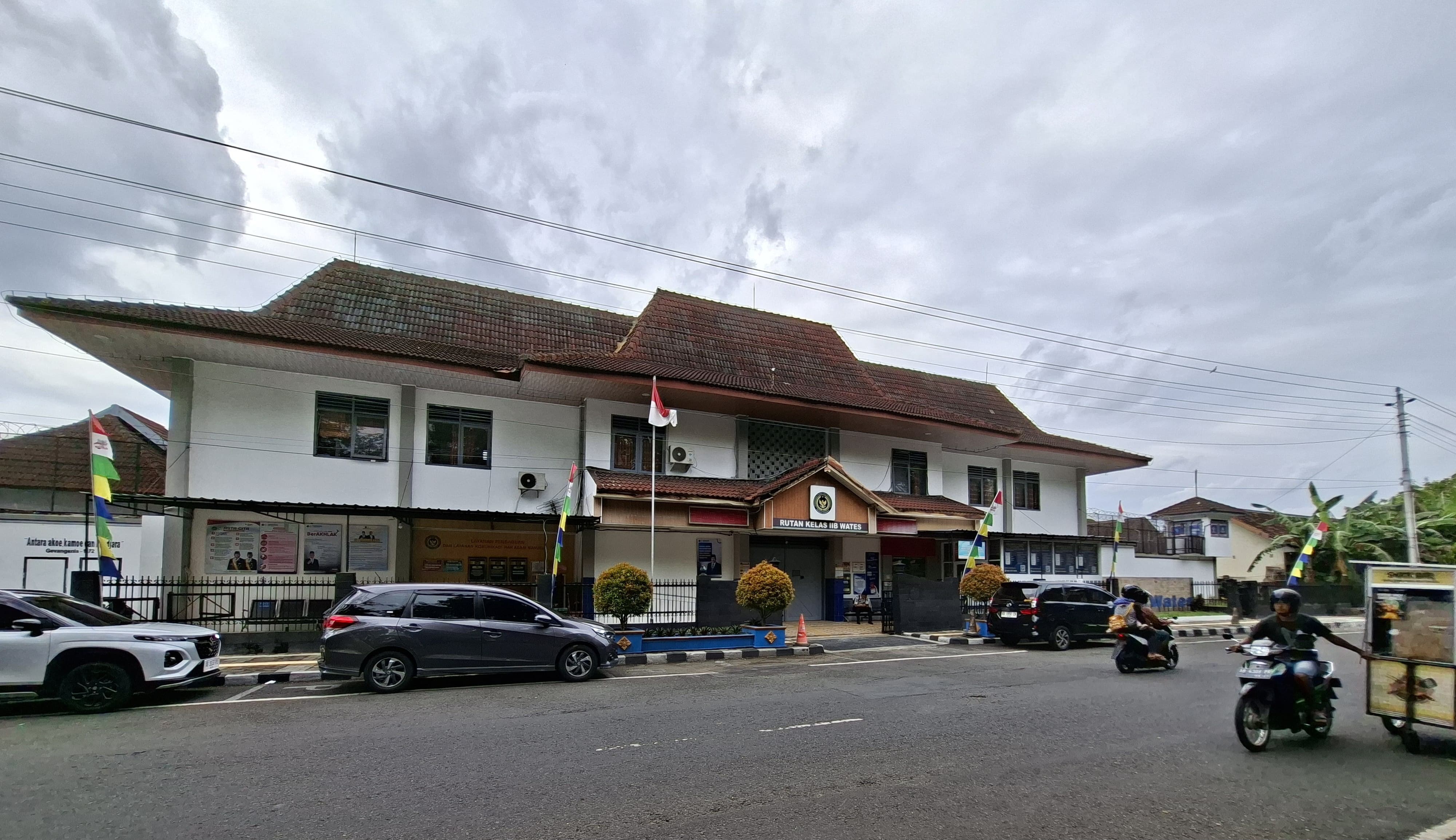Aktivitas Jalan Lingkar Alwa tepat di depan Rutan.