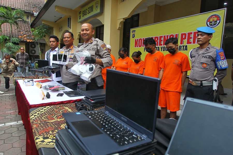 Polisi menghadirkan enam tersangka beserta sejumlah barang bukti dalam rilis pengungkapan kasus sindikat kejahatan "love scamming".