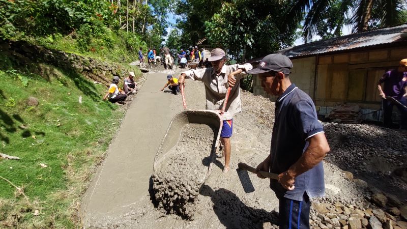 SWADAYA: Warga Kalurahan Jatimulyo bergotong royong memperbaiki jalan.