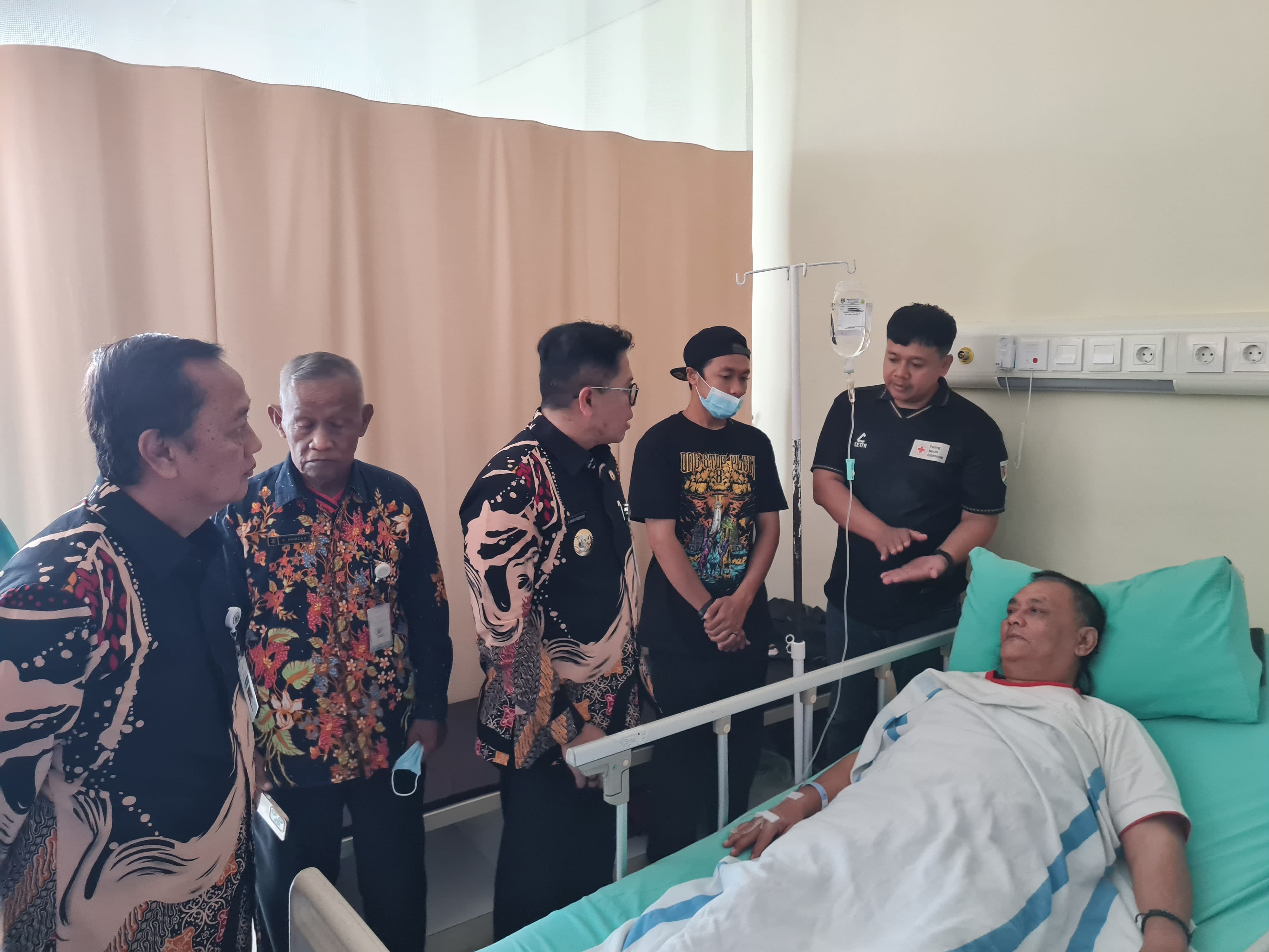 Wali Kota Magelang menjenguk relawan PMI di RSUD Tidar yang menjadi korban kecelakaan di Purbalingga, Jumat (9/1).