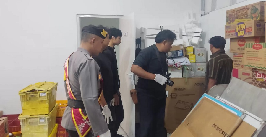 Kepolisian saat melakukan olah TKP terhadap toko modern berjejaring di Desa Jemawan, Kecamatan Jatinom yang dibobol maling.