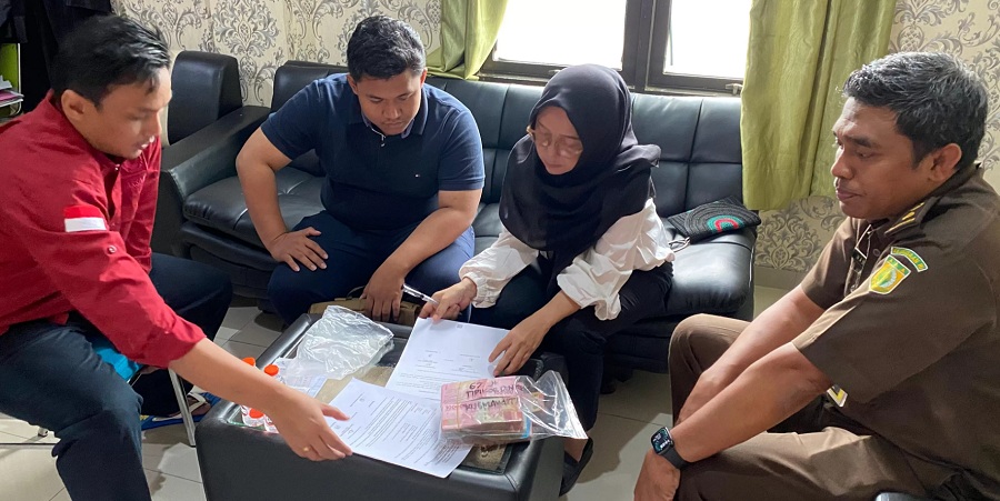Pegawai Dinkes Karanganyar, Kusmawati (dua dari kanan) serahkan uang ke Kejari Karanganyar, Rabu (16/7/2025).