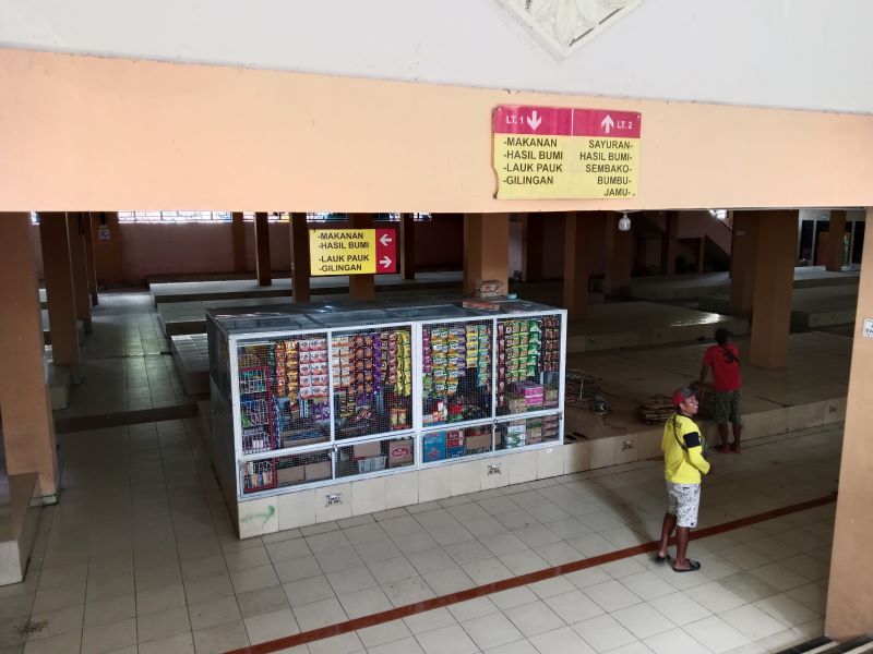 Satu-satunya pedagang di di Lantai Dasar Gedung Utara Pasar Sleman Unit II