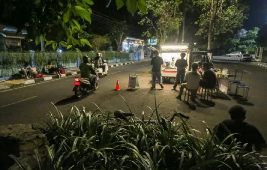 TAK ADA SEKAT: Pengunjung saat duduk berdampingan dengan pelanggan lain di street coffee kawasan Kotabaru, Jogja Kamis (12/9/2024). (Elang Kharisma Dewangga)