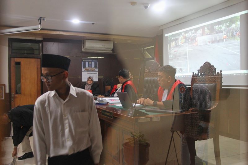 PROSES HUKUM: Mahasiswa UNY Perdana Arie Putra Veriasa menjalani sidang terkait pembakaran tenda Polda DIY saat aksi demonstrasi di Pengadilan Negeri Sleman kemarin (13/1). 
